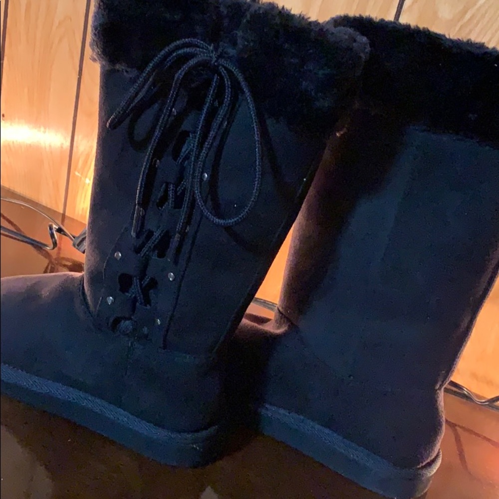 Black winter boots